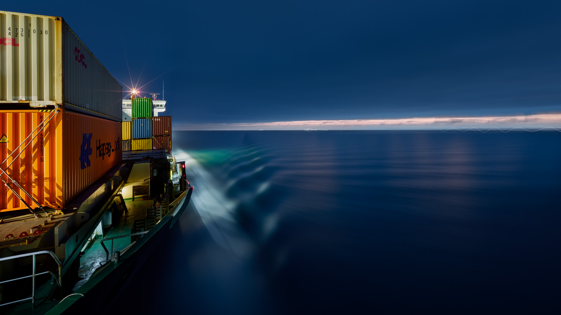 In seinem Langzeitprojekt Seamotion präsentiert der Fotograf Herbert Böttcher künstlerische Fotografien von Frachtschiffen auf den Weltmeeren. Die Bildreihe MS Elbsun entstand in Kooperation mit der Elbdeich Reederei, Drochtersen.