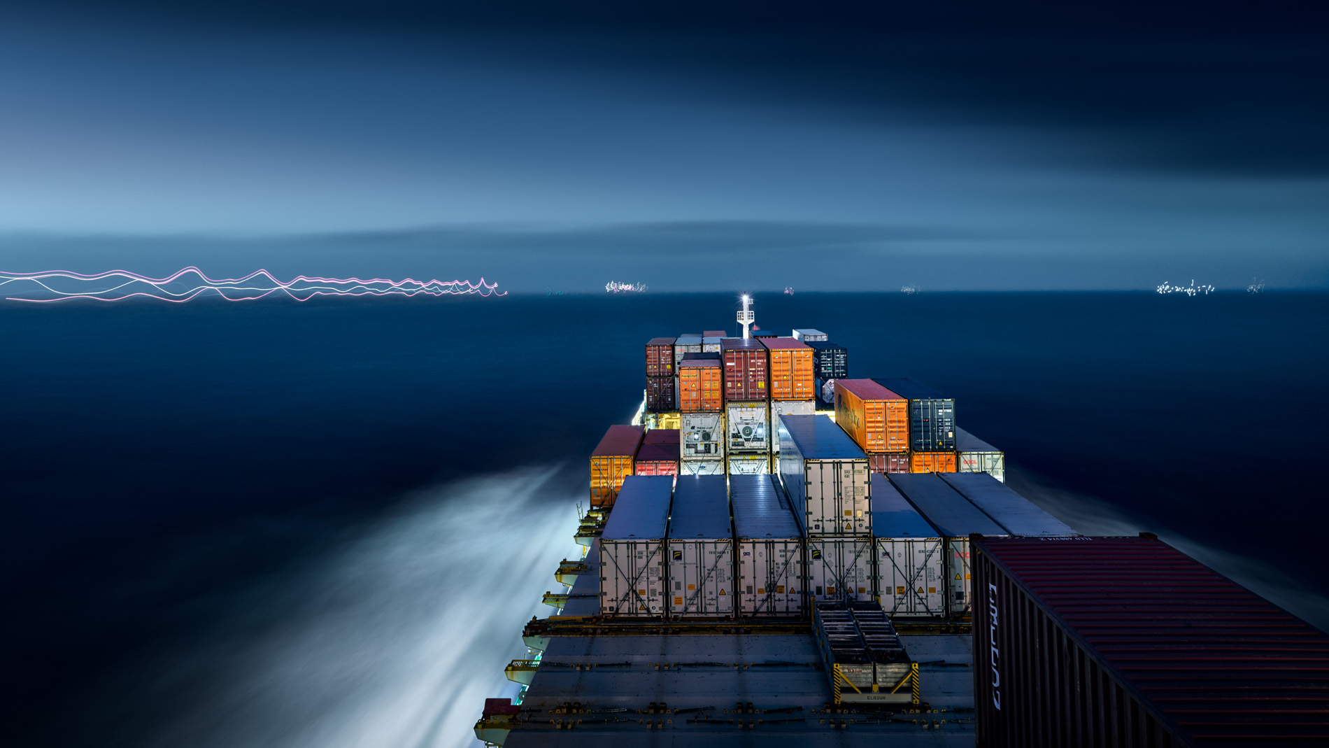 In seinem Langzeitprojekt Seamotion präsentiert der Fotograf Herbert Böttcher künstlerische Fotografien von Frachtschiffen auf den Weltmeeren. Die Bildreihe MS Elbsun entstand in Kooperation mit der Elbdeich Reederei, Drochtersen.