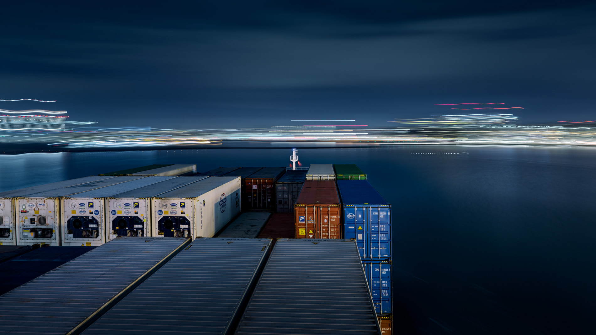 In seinem Langzeitprojekt Seamotion präsentiert der Fotograf Herbert Böttcher künstlerische Fotografien von Frachtschiffen auf den Weltmeeren. Die Bildreihe MS Elbsun entstand in Kooperation mit der Elbdeich Reederei, Drochtersen.