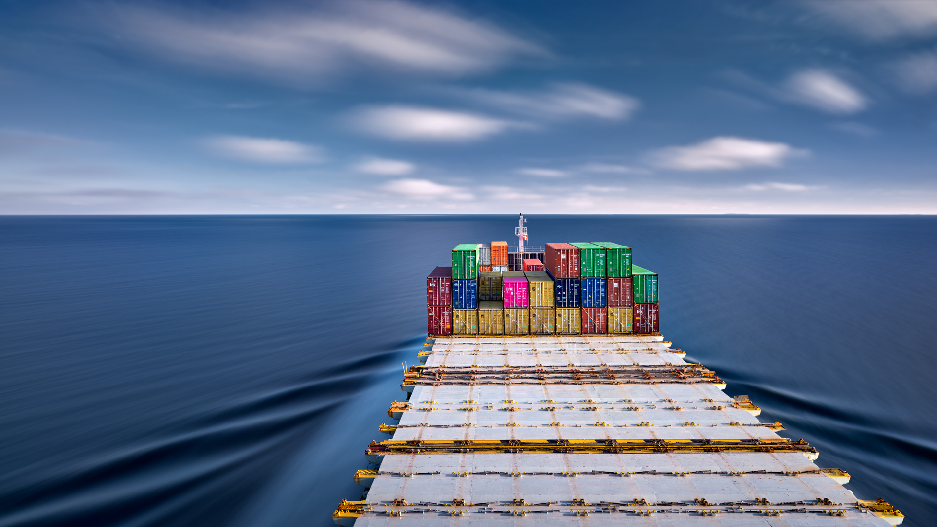 In seinem Langzeitprojekt Seamotion präsentiert der Fotograf Herbert Böttcher künstlerische Fotografien von Frachtschiffen auf den Weltmeeren. Die Bildreihe MS Elbsun entstand in Kooperation mit der Elbdeich Reederei, Drochtersen.