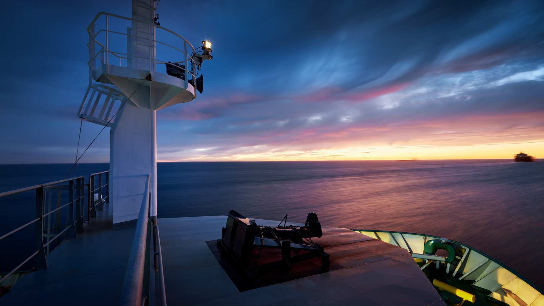 In seinem Langzeitprojekt Seamotion präsentiert der Fotograf Herbert Böttcher künstlerische Fotografien von Frachtschiffen auf den Weltmeeren. Die Bildreihe MS Elbsun entstand in Kooperation mit der Elbdeich Reederei, Drochtersen.