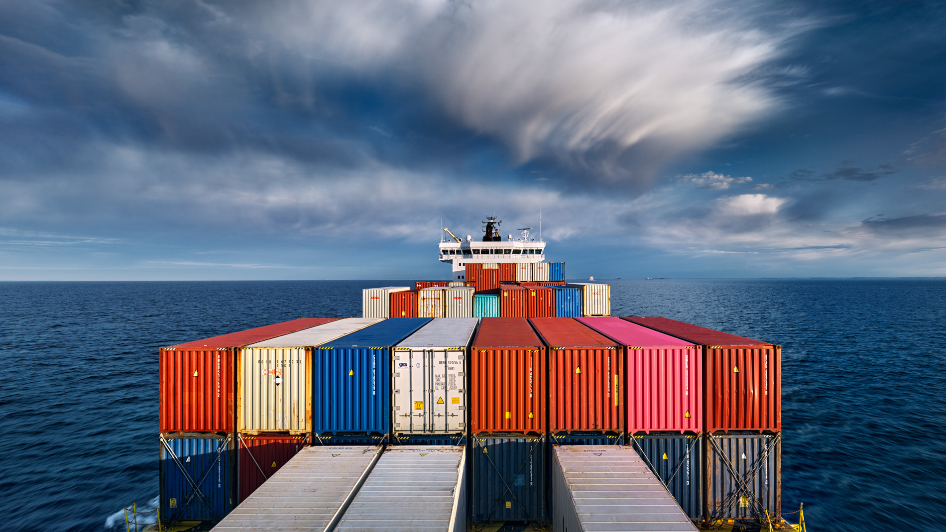 In seinem Langzeitprojekt Seamotion präsentiert der Fotograf Herbert Böttcher künstlerische Fotografien von Frachtschiffen auf den Weltmeeren. Die Bildreihe MS Elbsun entstand in Kooperation mit der Elbdeich Reederei, Drochtersen.