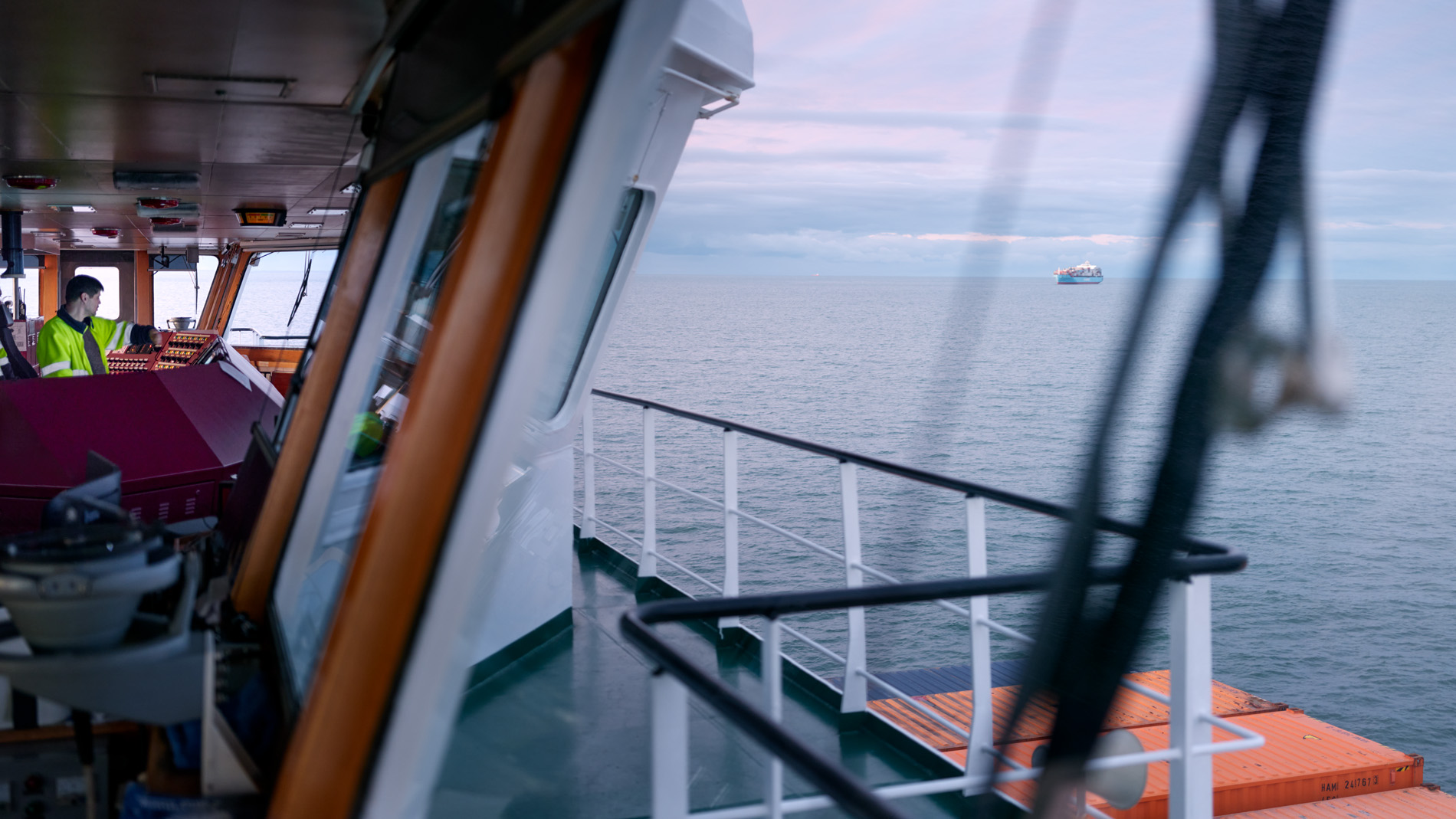 In seinem Langzeitprojekt Seamotion präsentiert der Fotograf Herbert Böttcher künstlerische Fotografien von Frachtschiffen auf den Weltmeeren. Die Bildreihe MS Elbsun entstand in Kooperation mit der Elbdeich Reederei, Drochtersen.