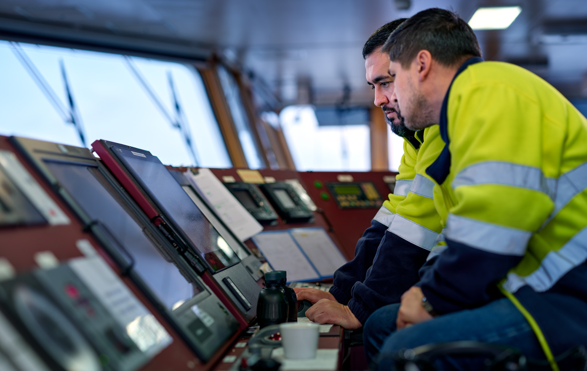 In seinem Langzeitprojekt Seamotion präsentiert der Fotograf Herbert Böttcher künstlerische Fotografien von Frachtschiffen auf den Weltmeeren. Die Bildreihe MS Elbsun entstand in Kooperation mit der Elbdeich Reederei, Drochtersen.