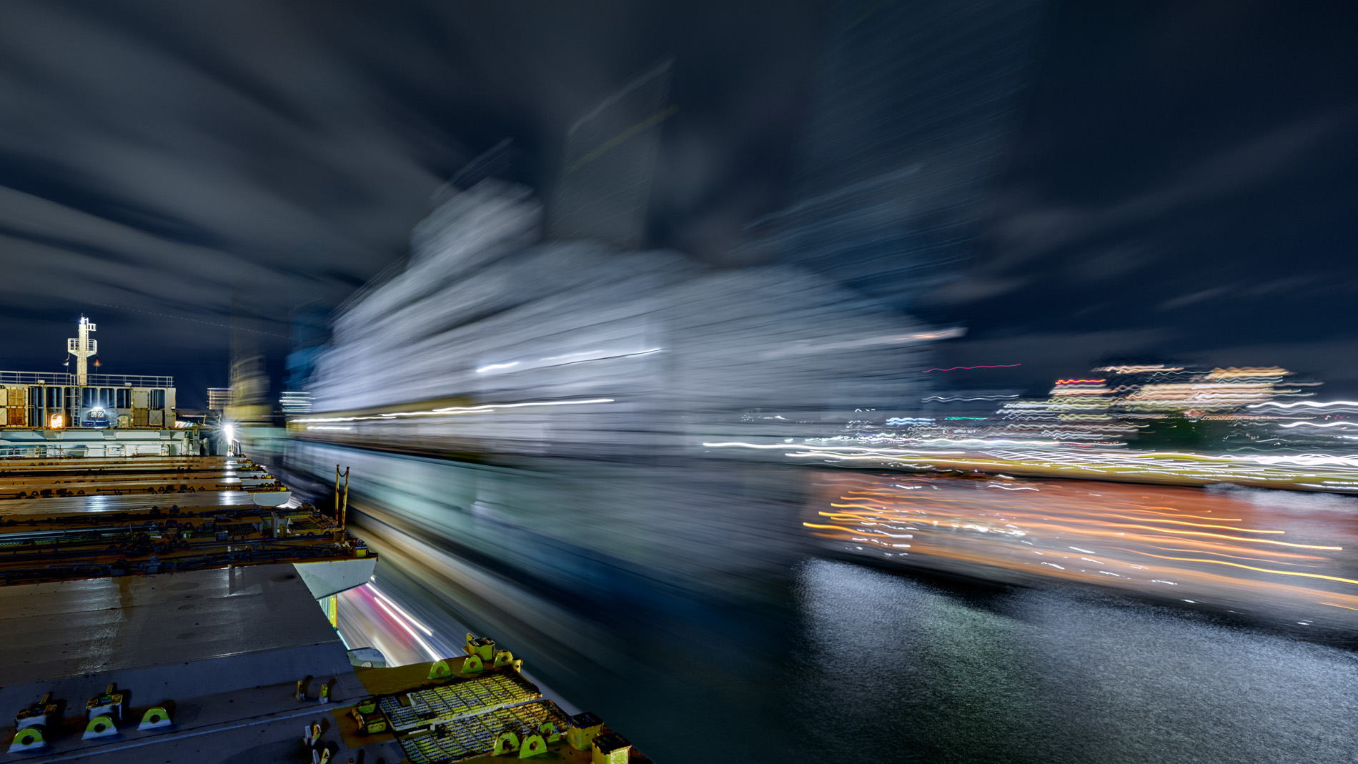 In seinem Langzeitprojekt Seamotion präsentiert der Fotograf Herbert Böttcher künstlerische Fotografien von Frachtschiffen auf den Weltmeeren. Die Bildreihe MS Elbsun entstand in Kooperation mit der Elbdeich Reederei, Drochtersen.