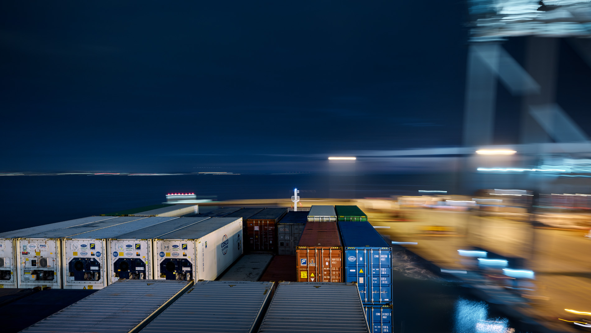 In seinem Langzeitprojekt Seamotion präsentiert der Fotograf Herbert Böttcher künstlerische Fotografien von Frachtschiffen auf den Weltmeeren. Die Bildreihe MS Elbsun entstand in Kooperation mit der Elbdeich Reederei, Drochtersen.