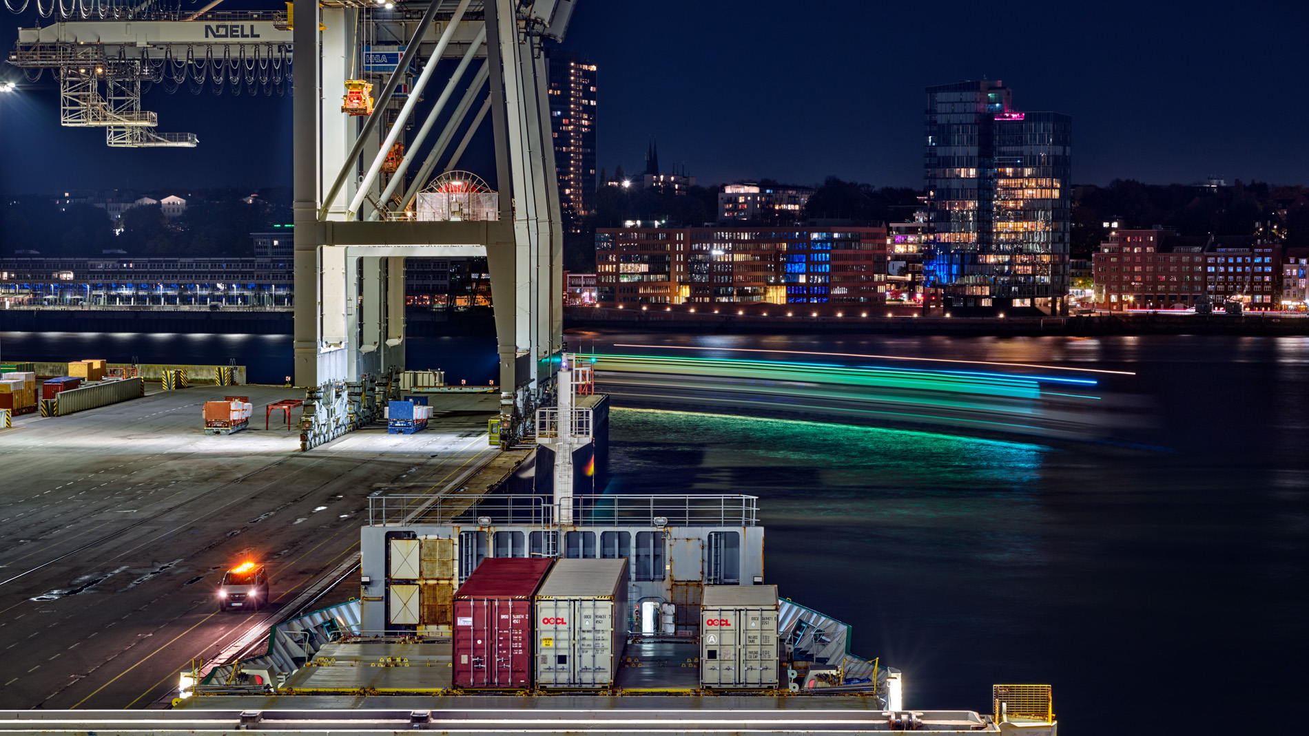 In seinem Langzeitprojekt Seamotion präsentiert der Fotograf Herbert Böttcher künstlerische Fotografien von Frachtschiffen auf den Weltmeeren. Die Bildreihe MS Elbsun entstand in Kooperation mit der Elbdeich Reederei, Drochtersen.