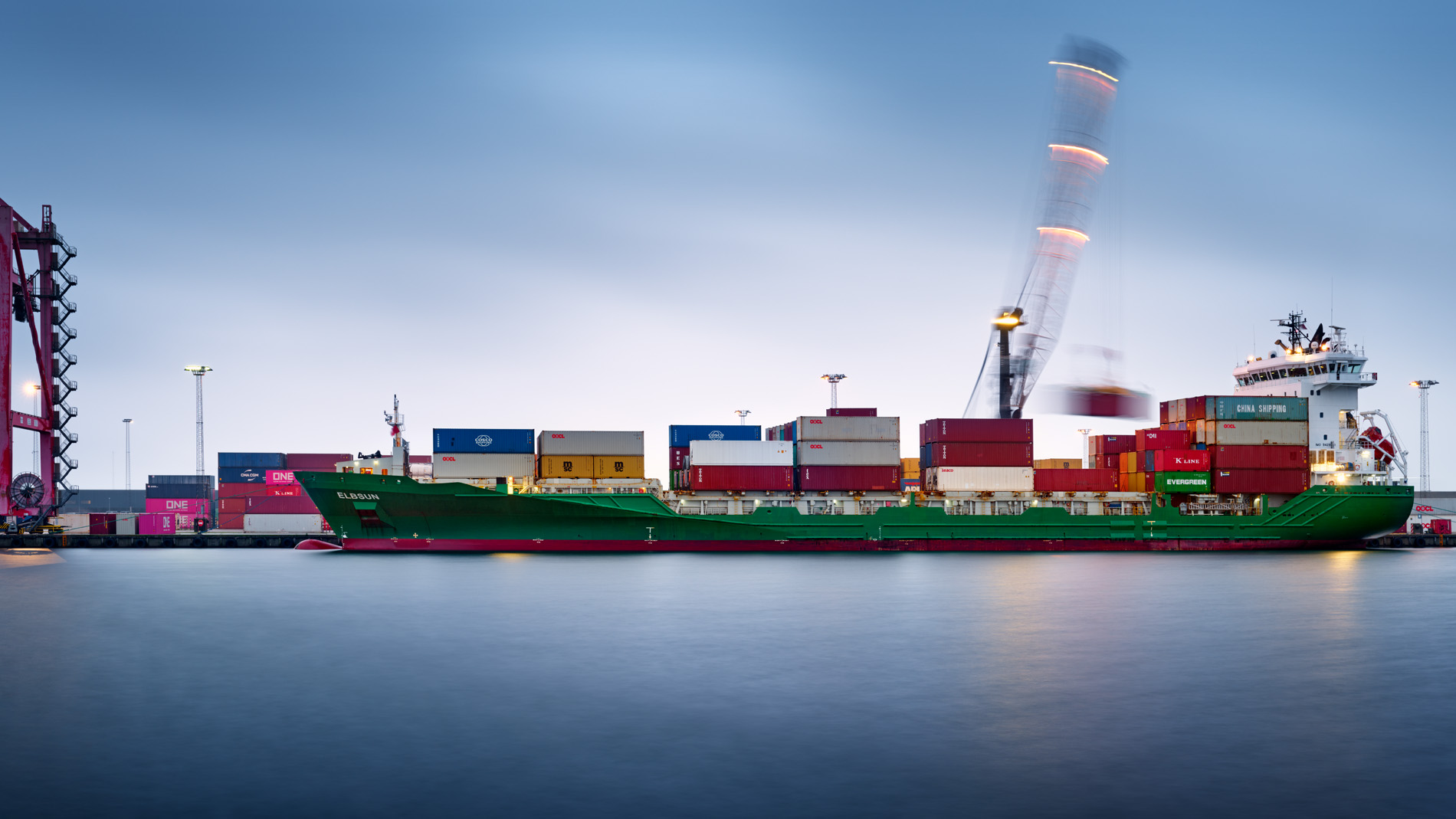 In seinem Langzeitprojekt Seamotion präsentiert der Fotograf Herbert Böttcher künstlerische Fotografien von Frachtschiffen auf den Weltmeeren. Die Bildreihe MS Elbsun entstand in Kooperation mit der Elbdeich Reederei, Drochtersen.