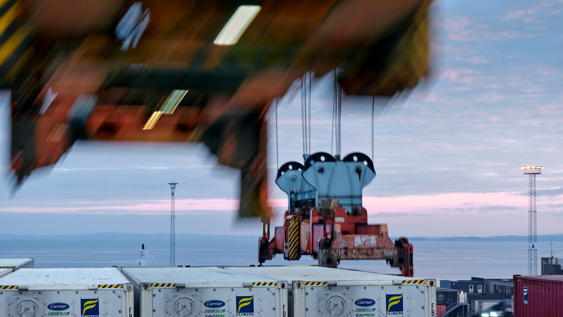 In seinem Langzeitprojekt Seamotion präsentiert der Fotograf Herbert Böttcher künstlerische Fotografien von Frachtschiffen auf den Weltmeeren. Die Bildreihe MS Elbsun entstand in Kooperation mit der Elbdeich Reederei, Drochtersen.