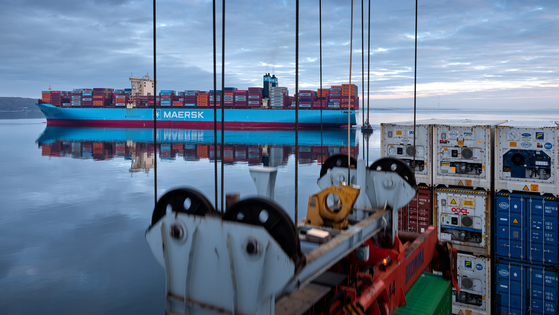 In seinem Langzeitprojekt Seamotion präsentiert der Fotograf Herbert Böttcher künstlerische Fotografien von Frachtschiffen auf den Weltmeeren. Die Bildreihe MS Elbsun entstand in Kooperation mit der Elbdeich Reederei, Drochtersen.