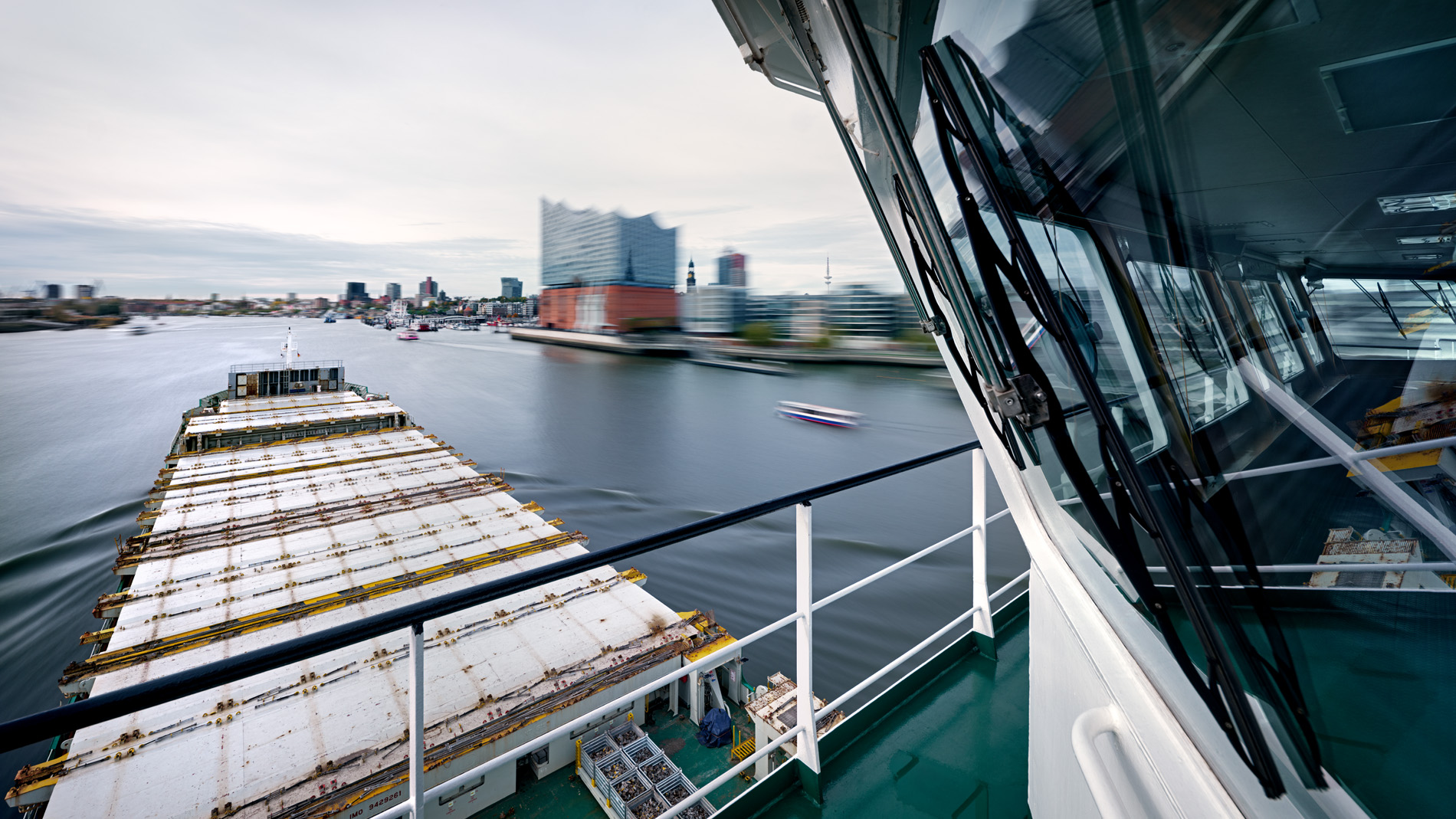 In seinem Langzeitprojekt Seamotion präsentiert der Fotograf Herbert Böttcher künstlerische Fotografien von Frachtschiffen auf den Weltmeeren. Die Bildreihe MS Elbsun entstand in Kooperation mit der Elbdeich Reederei, Drochtersen.