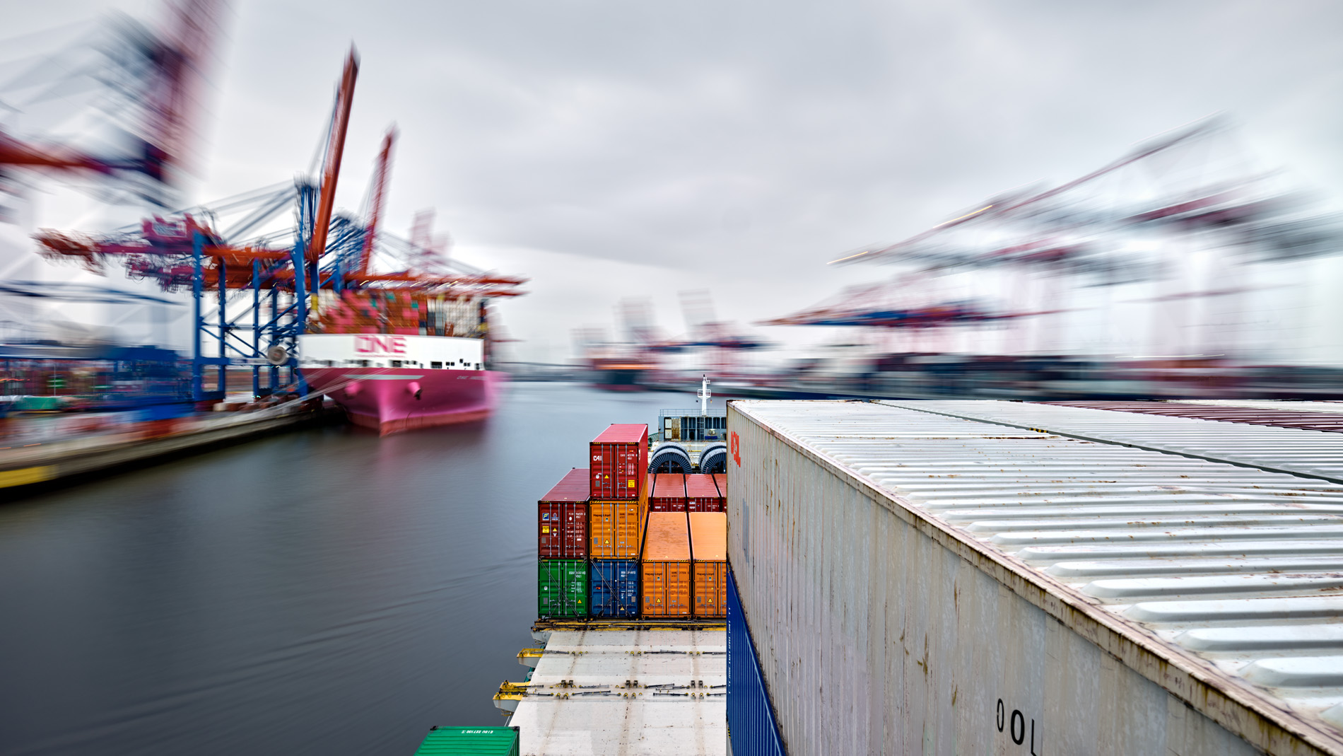 In seinem Langzeitprojekt Seamotion präsentiert der Fotograf Herbert Böttcher künstlerische Fotografien von Frachtschiffen auf den Weltmeeren. Die Bildreihe MS Elbsun entstand in Kooperation mit der Elbdeich Reederei, Drochtersen.
