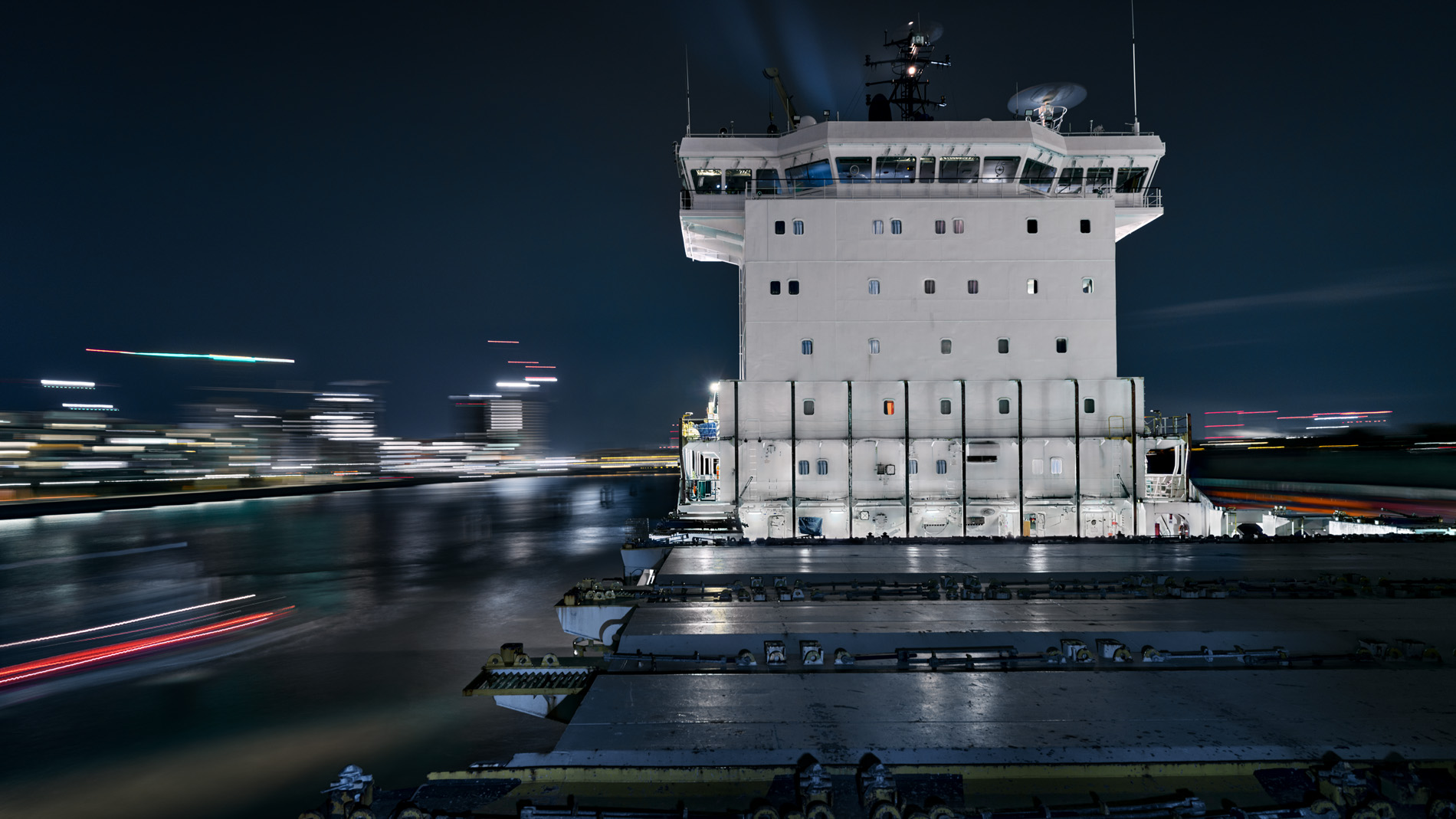 In seinem Langzeitprojekt Seamotion präsentiert der Fotograf Herbert Böttcher künstlerische Fotografien von Frachtschiffen auf den Weltmeeren. Die Bildreihe MS Elbsun entstand in Kooperation mit der Elbdeich Reederei, Drochtersen.