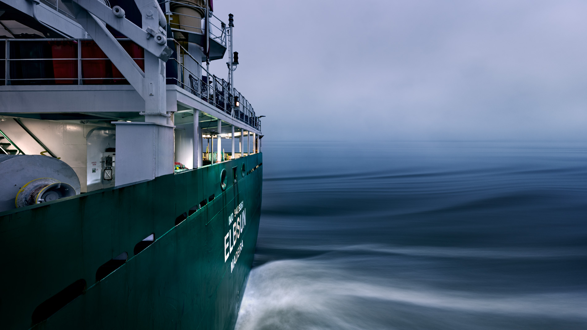 In seinem Langzeitprojekt Seamotion präsentiert der Fotograf Herbert Böttcher künstlerische Fotografien von Frachtschiffen auf den Weltmeeren. Die Bildreihe MS Elbsun entstand in Kooperation mit der Elbdeich Reederei, Drochtersen.