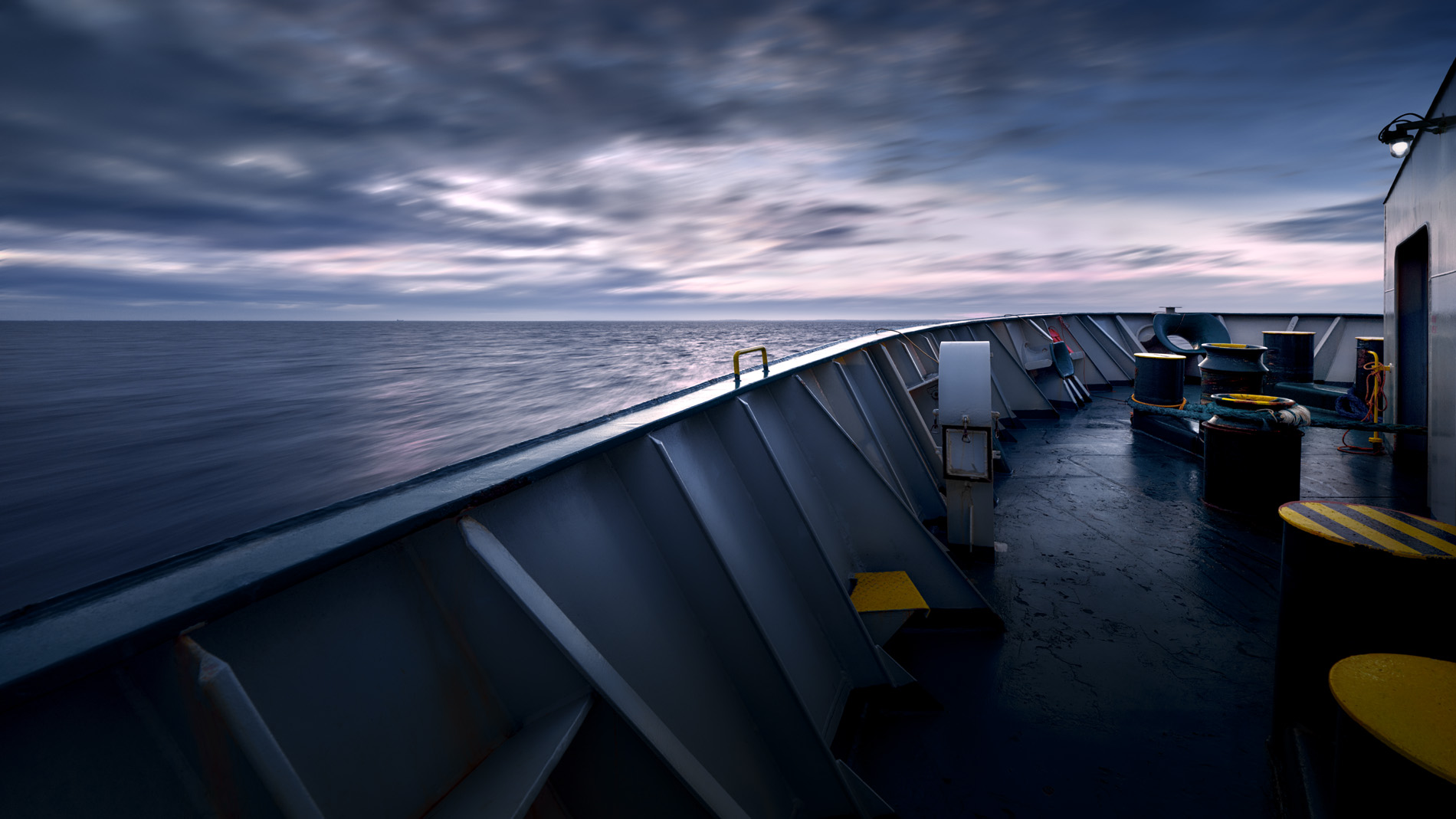 In seinem Langzeitprojekt Seamotion präsentiert der Fotograf Herbert Böttcher künstlerische Fotografien von Frachtschiffen auf den Weltmeeren. Die Bildreihe MS Elbsun entstand in Kooperation mit der Elbdeich Reederei, Drochtersen.