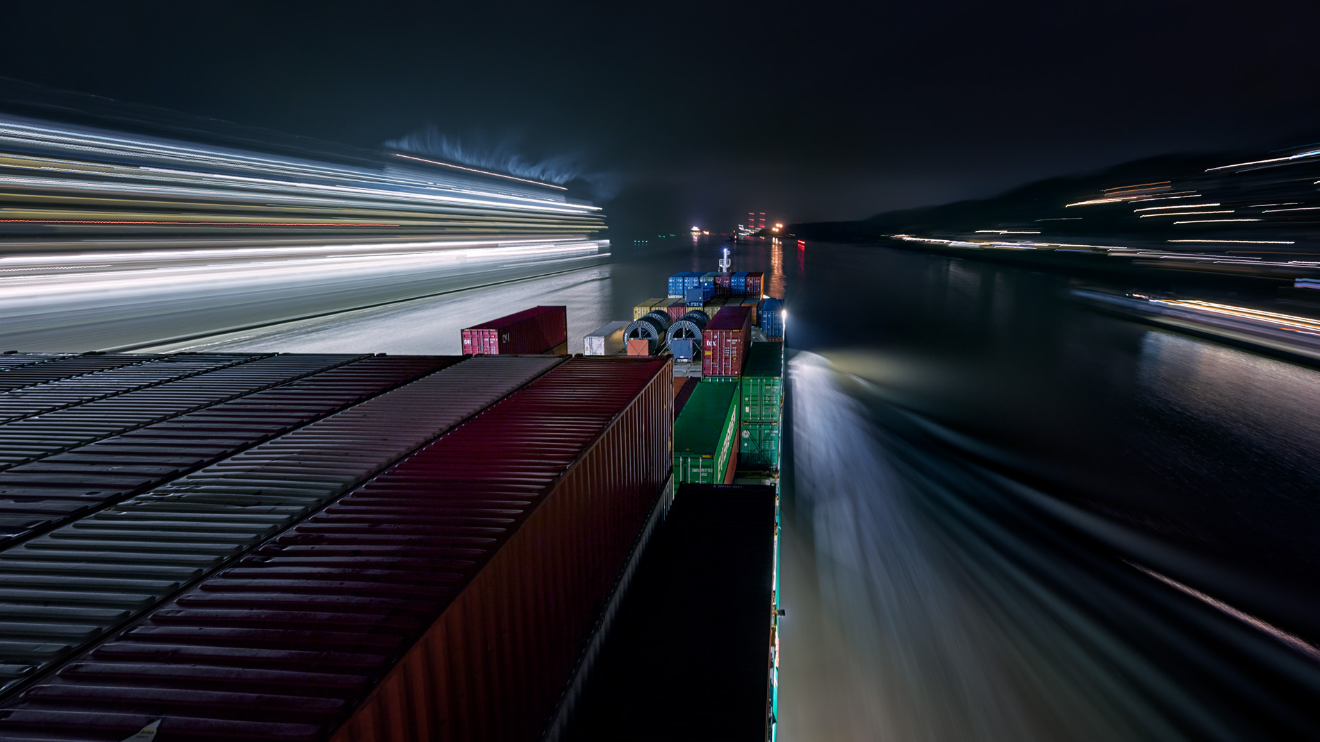 In seinem Langzeitprojekt Seamotion präsentiert der Fotograf Herbert Böttcher künstlerische Fotografien von Frachtschiffen auf den Weltmeeren. Die Bildreihe MS Elbsun entstand in Kooperation mit der Elbdeich Reederei, Drochtersen.