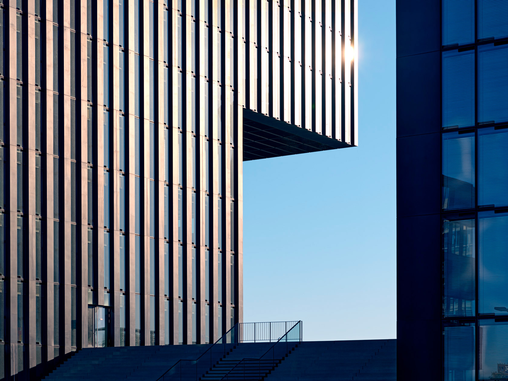 Die Aufnahme des Architekturfotografen Herbert Böttcher zeigt die moderne Architektur des Hyatt Hotels an der Hafenspitze im Medienhafen Düsseldorf.