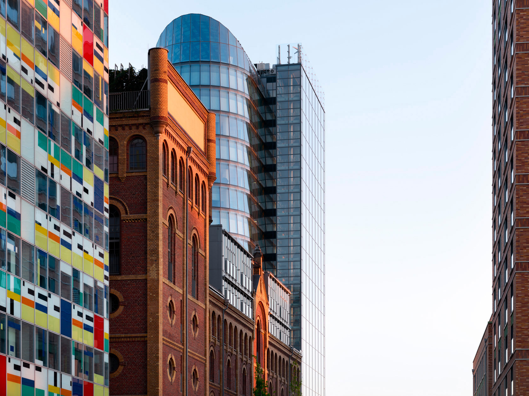 Der Fotograf Herbert Böttcher zeigt moderne Architektur mit farbigem Fassadengebäude, historischem Backsteingebäude und gläsernem Hochhaus im Medienhafen Düsseldorf.