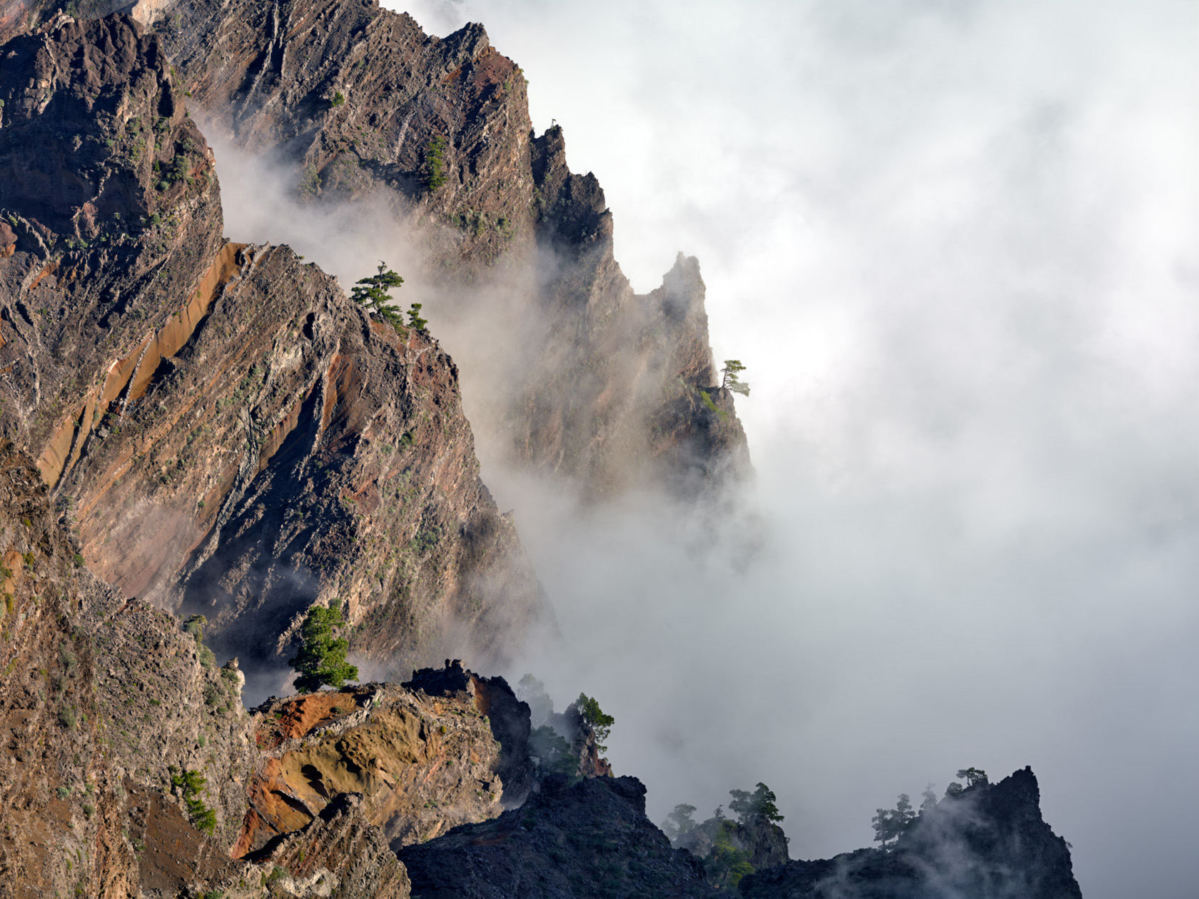 In seinem Langzeitprojekt Die Stille Landschaft präsentiert Herbert Böttcher Fotografien von europäischen Hochgebirgen und Küsten.