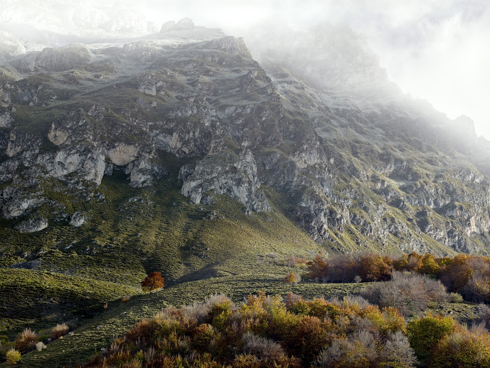 In seinem Langzeitprojekt Die Stille Landschaft präsentiert Herbert Böttcher Fotografien von europäischen Hochgebirgen und Küsten.