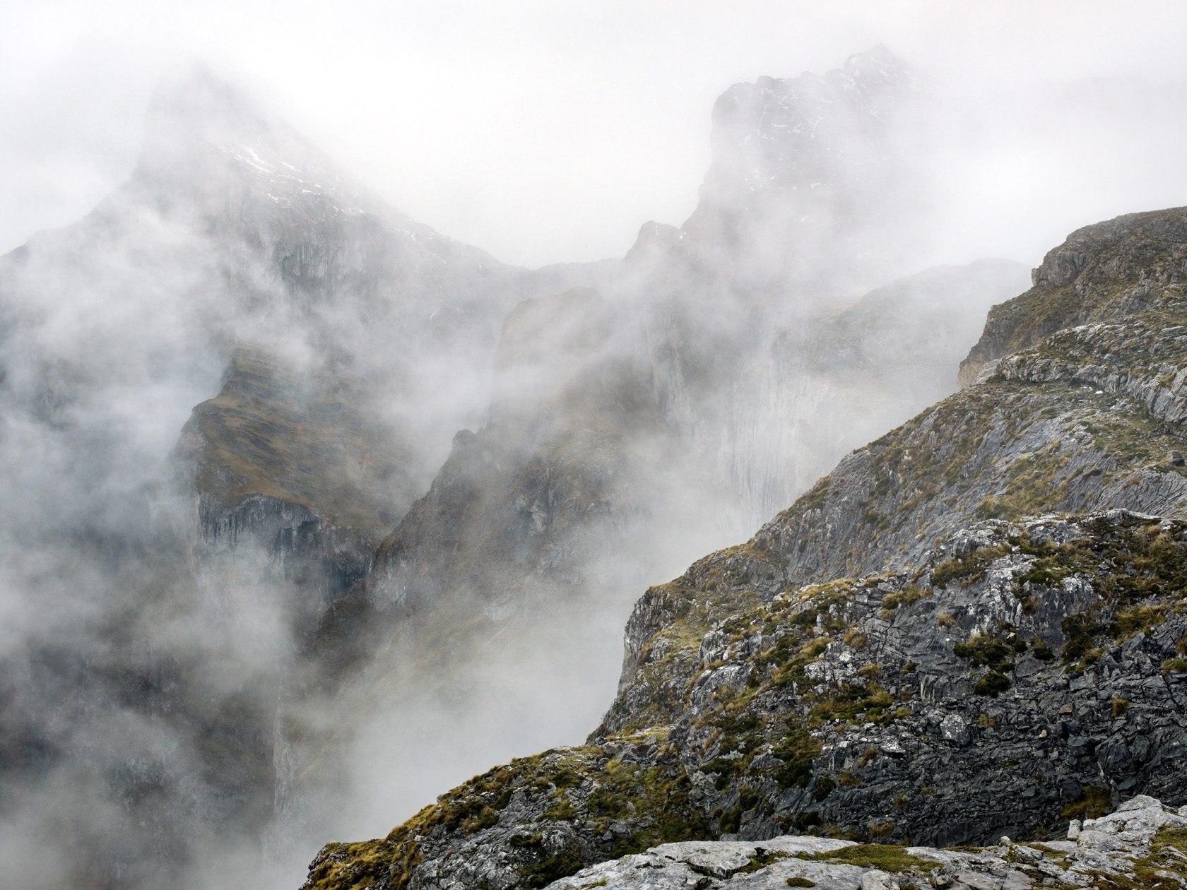 In seinem Langzeitprojekt Die Stille Landschaft präsentiert Herbert Böttcher Fotografien von europäischen Hochgebirgen und Küsten.
