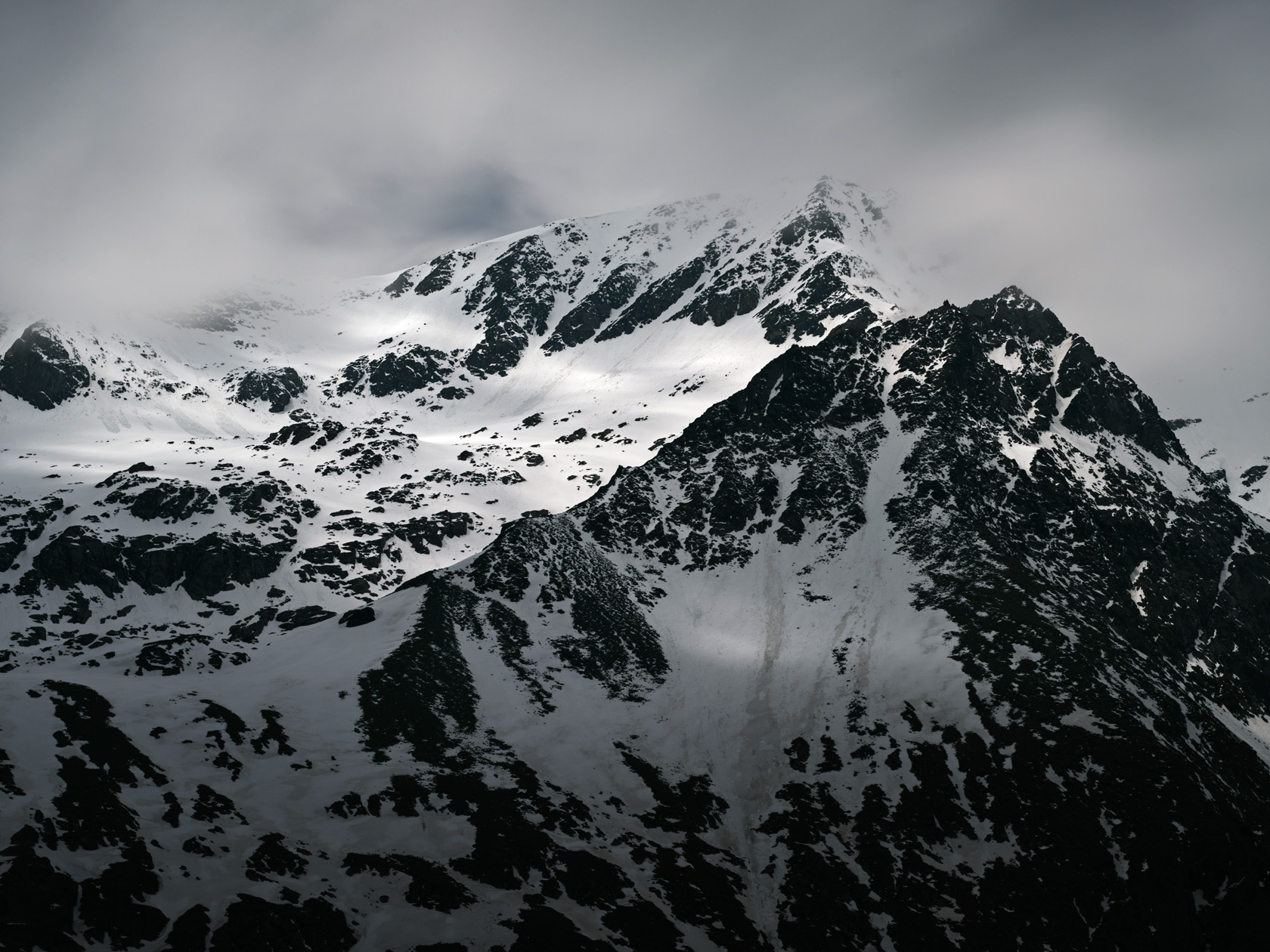 In seinem Langzeitprojekt Die Stille Landschaft präsentiert der Fotograf Herbert Böttcher künstlerische Landschaftsfotografien von europäischen Hochgebirgen und Küsten.