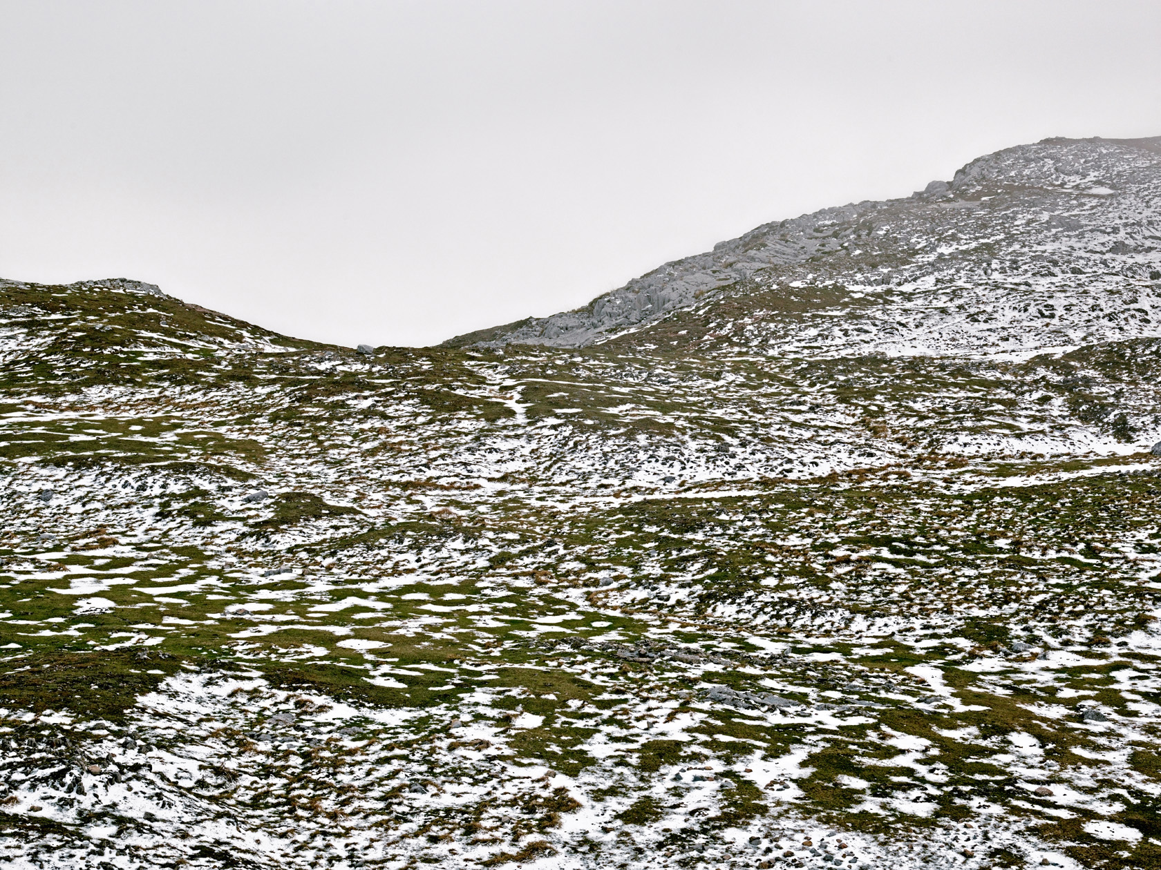 In seinem Langzeitprojekt Die Stille Landschaft präsentiert Herbert Böttcher Fotografien von europäischen Hochgebirgen und Küsten.
