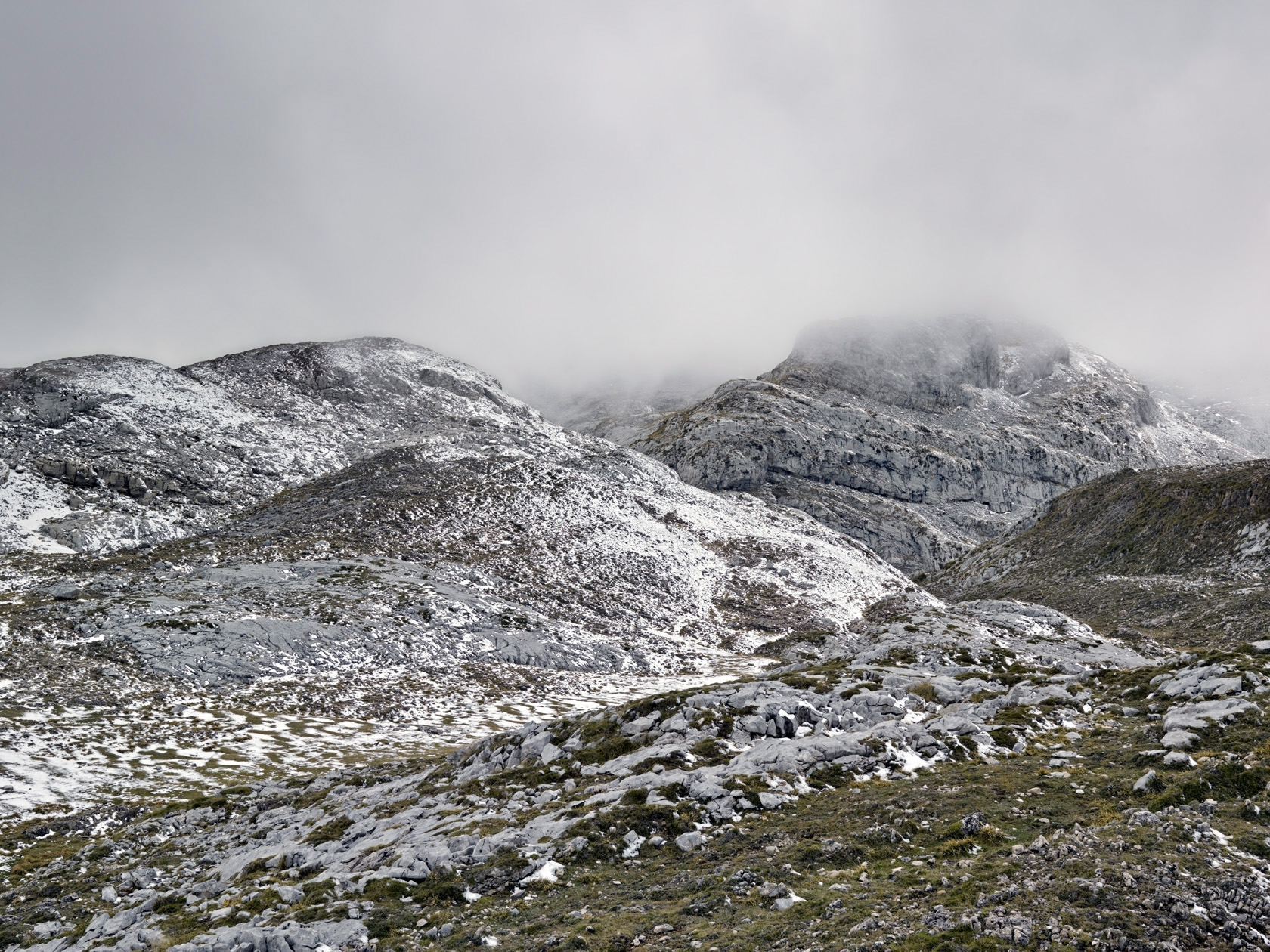 In seinem Langzeitprojekt Die Stille Landschaft präsentiert Herbert Böttcher Fotografien von europäischen Hochgebirgen und Küsten.