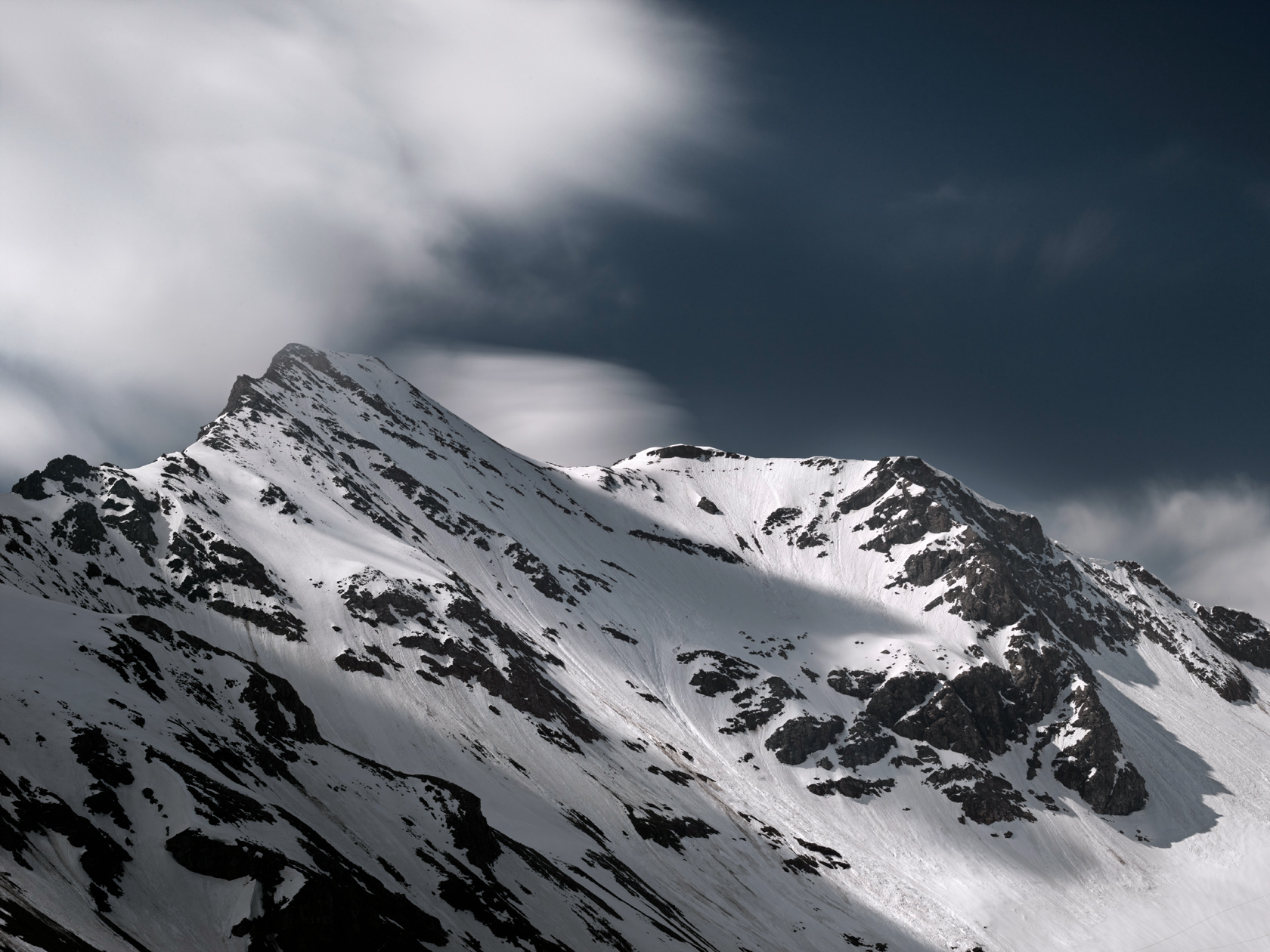 In seinem Langzeitprojekt Die Stille Landschaft präsentiert Herbert Böttcher Fotografien von europäischen Hochgebirgen und Küsten.