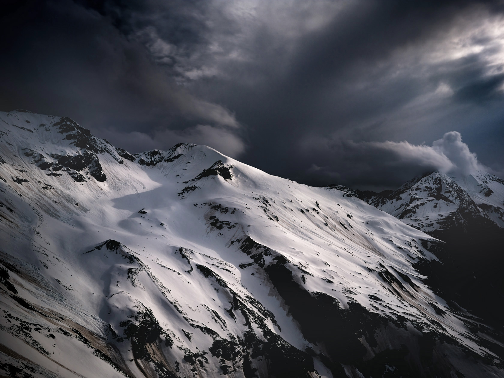 In seinem Langzeitprojekt Die Stille Landschaft präsentiert Herbert Böttcher Fotografien von europäischen Hochgebirgen und Küsten.