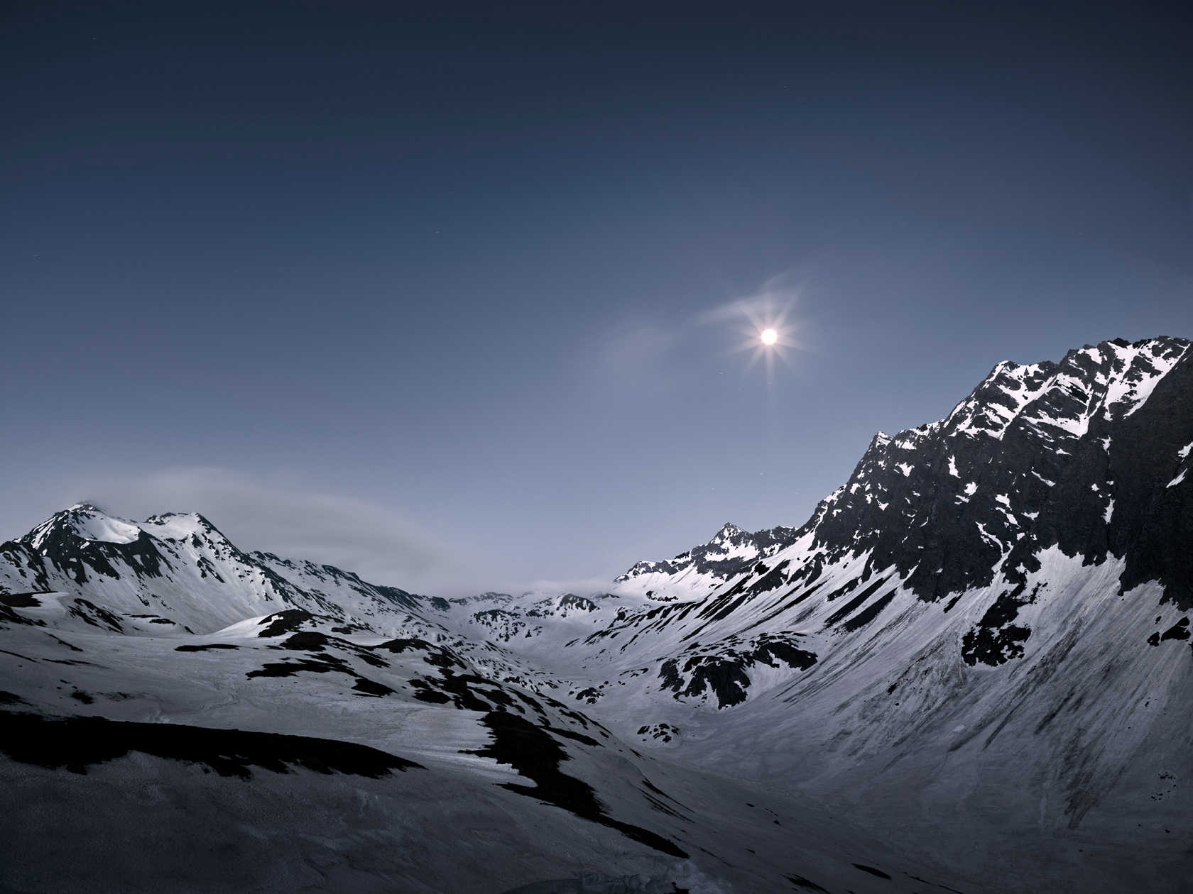 In seinem Langzeitprojekt Die Stille Landschaft präsentiert Herbert Böttcher Fotografien von europäischen Hochgebirgen und Küsten.