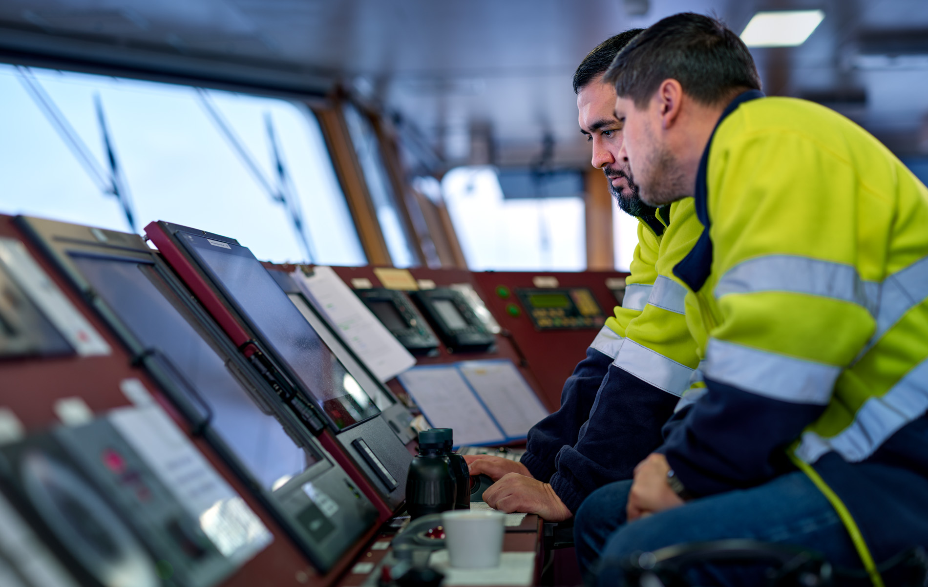 In this photo, you can see members of the crew of the MS Elbsun in autumn 2025. M/S ELBSUN is a Seamotion-Project by Herbert Böttcher in cooperation with Elbdeich Reederei.