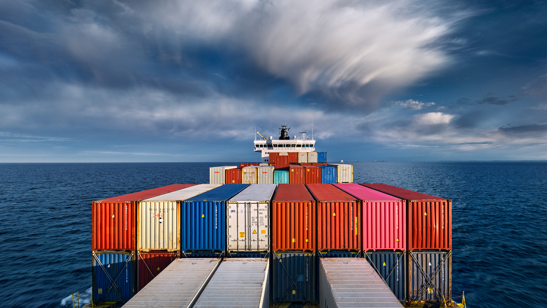 Das mit Containen beladene Vorschiff des Containerschiffs Elbsun während der Fahrt. Blickrichtung vom Bug zum Steuerhaus. In seinem Langzeitprojekt Seamotion präsentiert der Fotograf Herbert Böttcher künstlerische Fotografien von Frachtschiffen auf den Weltmeeren. Die Bildreihe MS Elbsun entstand in Kooperation mit der Elbdeich Reederei, Drochtersen.