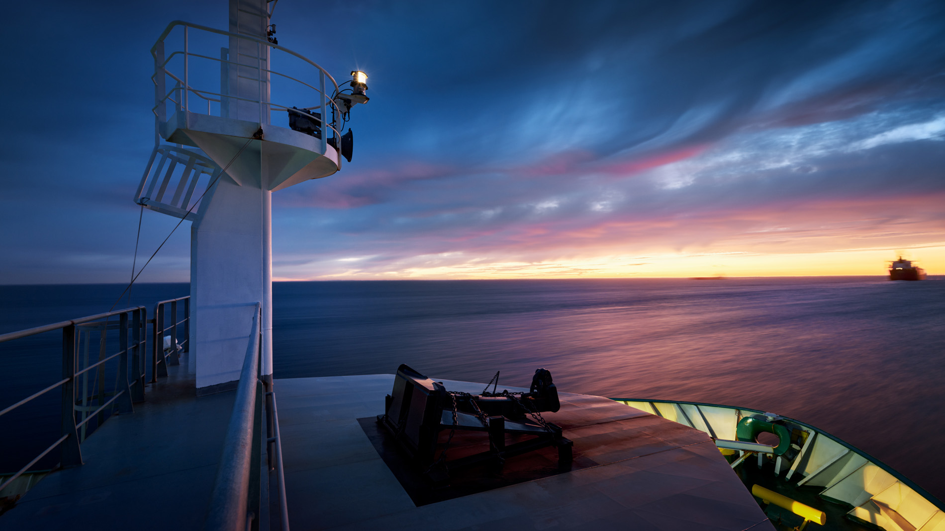 Blick von der Brecherwand auf den Vormast des Containerschiffs Elbsun und des Horizonts während der Fahrt in der Morgendämmerung. In seinem Langzeitprojekt Seamotion präsentiert der Fotograf Herbert Böttcher künstlerische Fotografien von Frachtschiffen auf den Weltmeeren. Die Bildreihe MS Elbsun entstand in Kooperation mit der Elbdeich Reederei, Drochtersen.